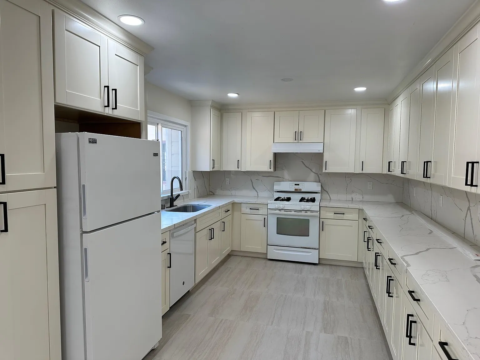 3 bed, 2.5 bath, 1873 sqft, $7,950 — Photo 4