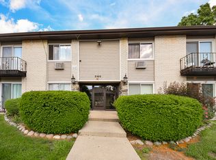 8999 Kennedy Dr APT 2B, Des Plaines, IL 60016