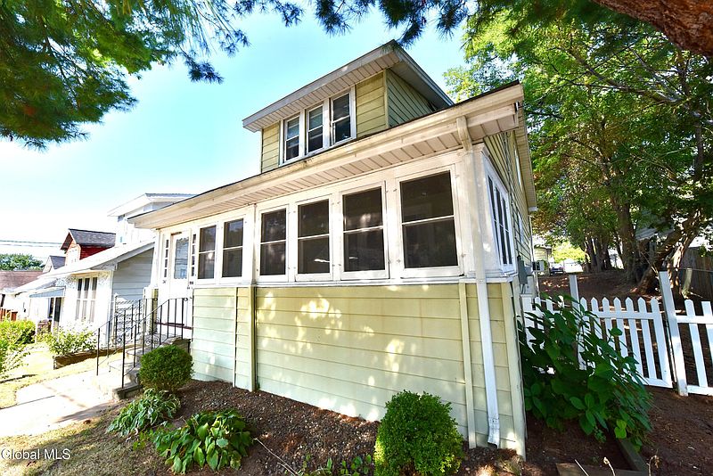 3rd image of 247 Robinson Street