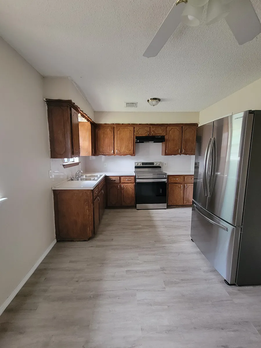 Building Photo - 5718 NW Cedarwood Dr