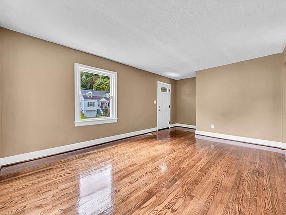 4th image of 2701 Lansing Dr SW