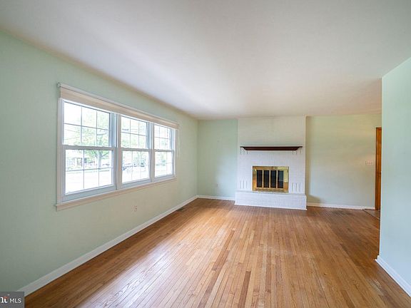 4th image of 1242 Edward St
