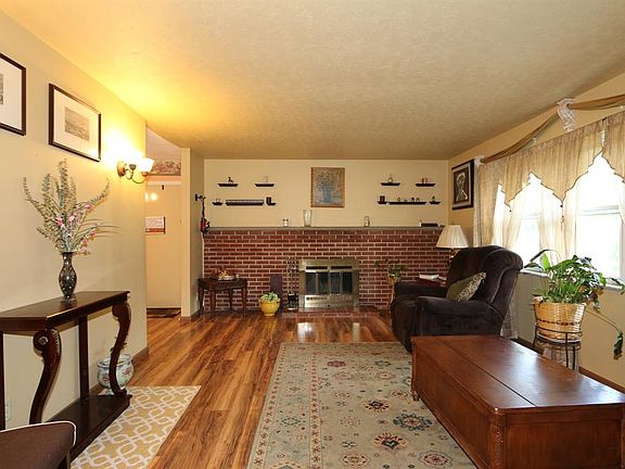 2nd image of 2700 Meadow Park Dr