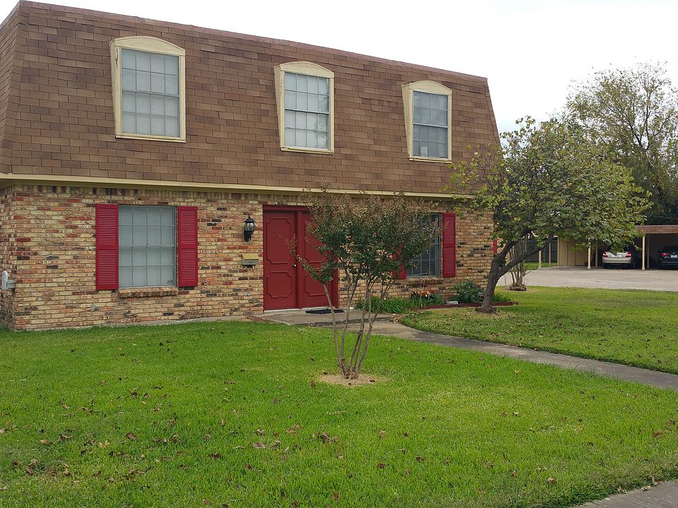 Two Story Townhouse
Lot's of green space.
