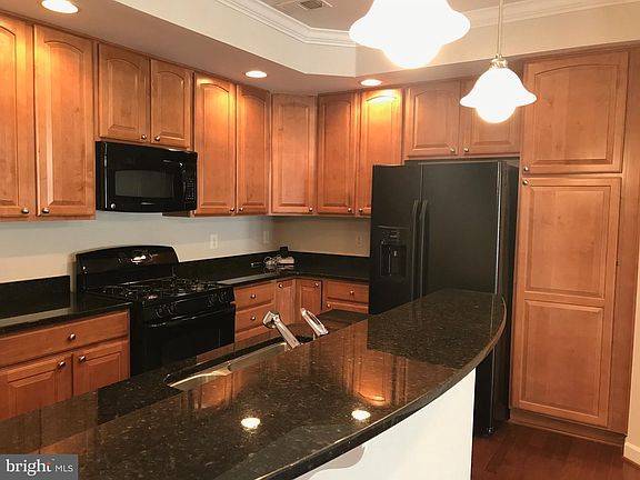 4th image of 2584 Eastbourne Dr #291