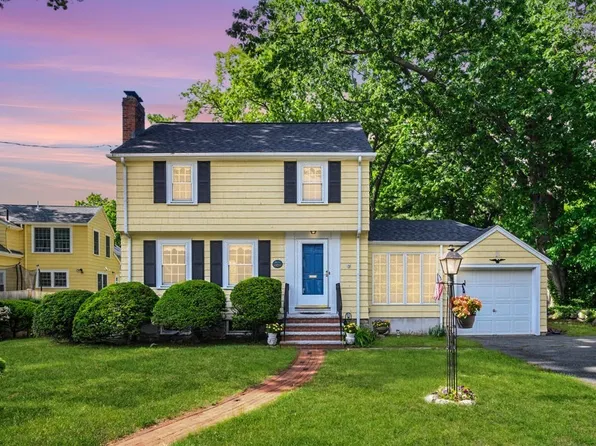 16 Glendower Rd, Melrose, MA 02176