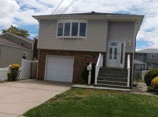33 W Neptune Ave, Lindenhurst, NY 11757