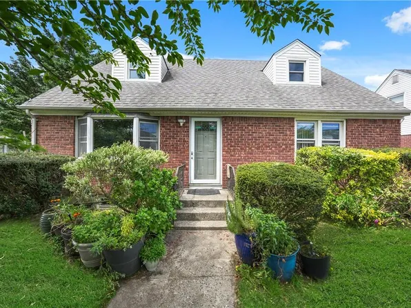 101 Cortland Avenue, Hicksville, NY 11801