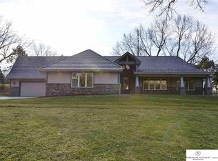 9747 Fieldcrest Dr, Omaha, NE 68114