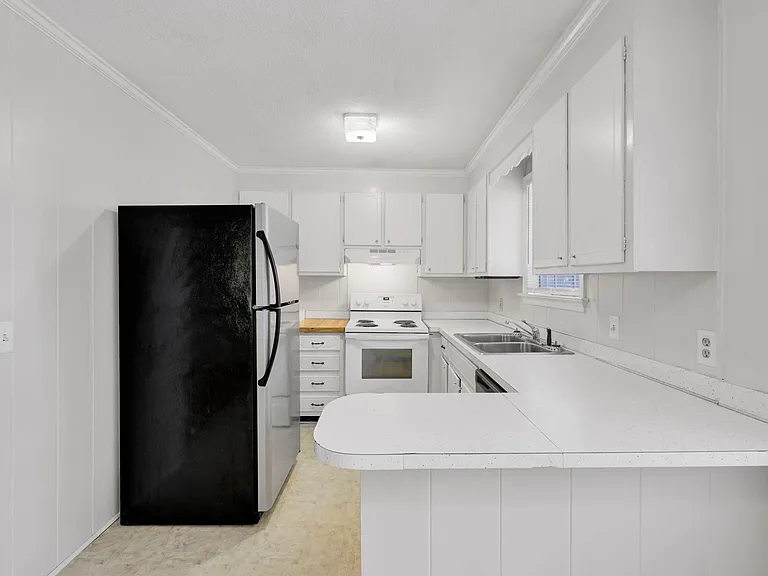 2900 Holt Dr — Photo 9