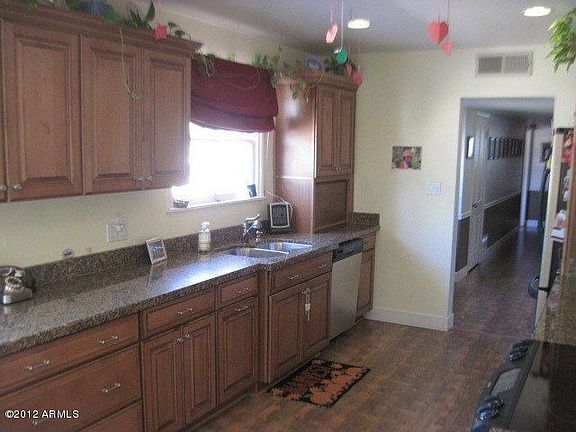 4th image of 807 E Desert Park Ln