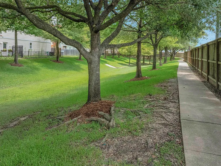 3323 Masters Point Dr — Photo 32