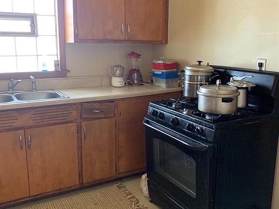 3rd image of 4007 Euclid Ave