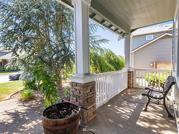 Front covered porch that says welcome the moment you drvie up1