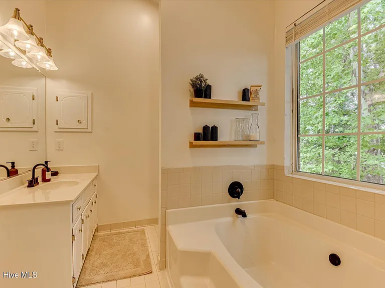 1084 Severn Dr — Photo 18