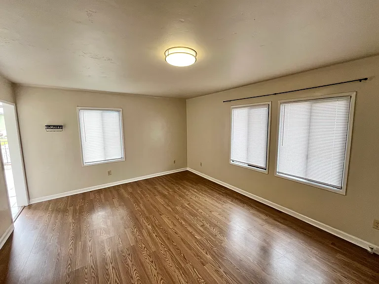 10860 Seymour St — Photo 2