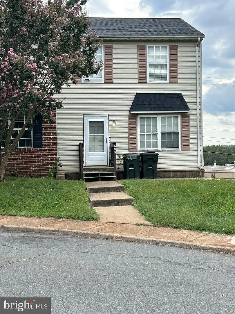 3 bed, 1.5 bath, 1174 sqft, $1,695 — Photo 1
