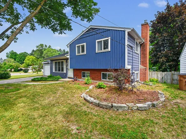 8364 Atlanta Dr NE, Rockford, MI 49341