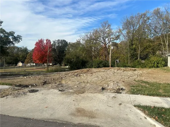 2208 E 43rd St, Kansas City, MO 64130