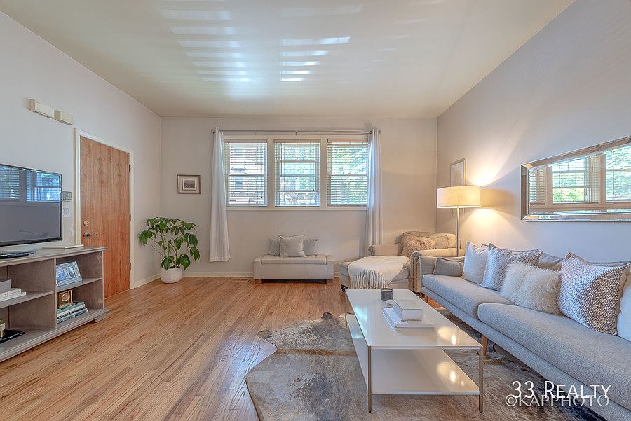 1st image of 1953 W Melrose St #1