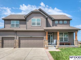 1914 Walnut Creek Dr, Papillion, NE 68046