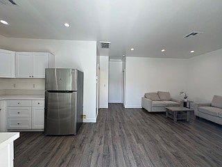 3rd image of 247 1/2 E Adams Blvd