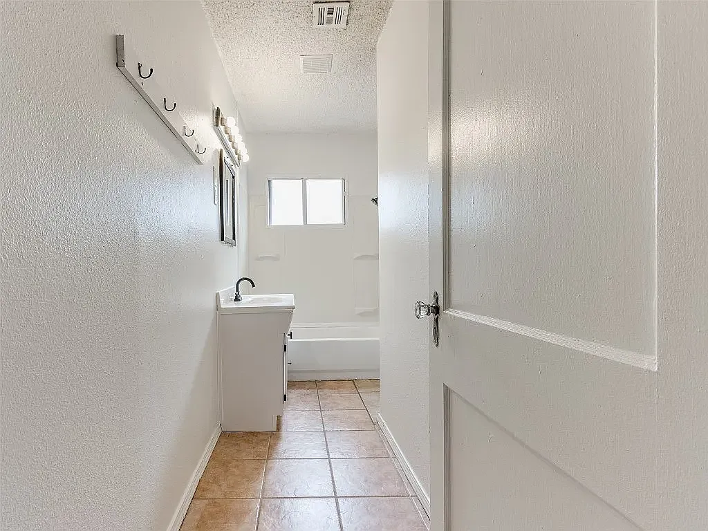 320 Wayne Ave — Photo 4