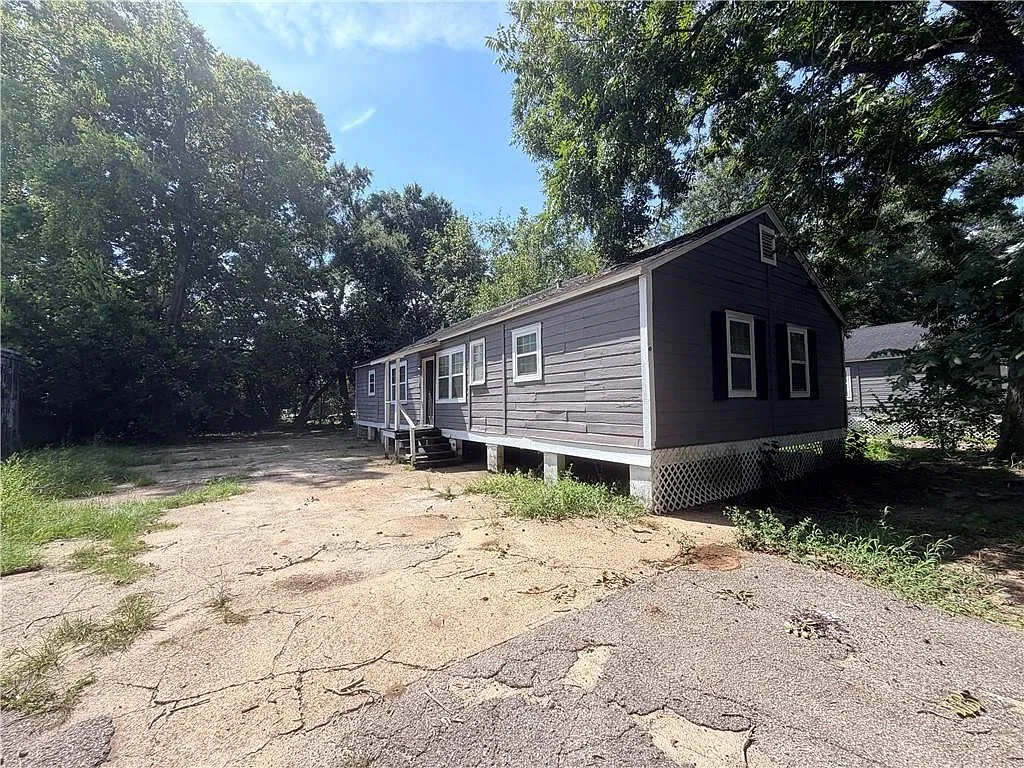 4 bed, 2.0 bath, 1392 sqft, $1,400 — Photo 2