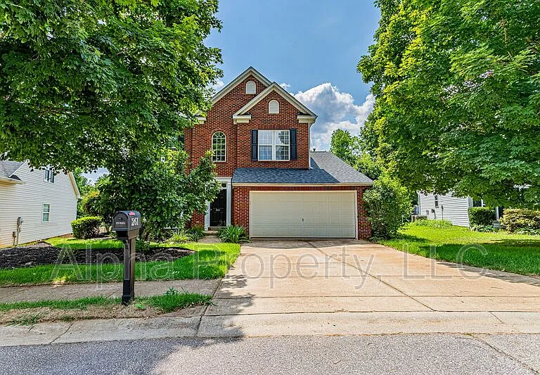 261 Highgate Cir — Photo 1