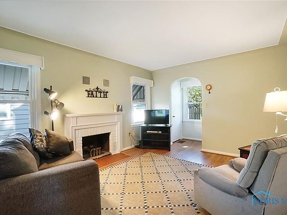 5th image of 517 E Indiana Ave