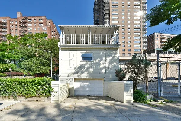 Sold by Bouklis Group | media 10