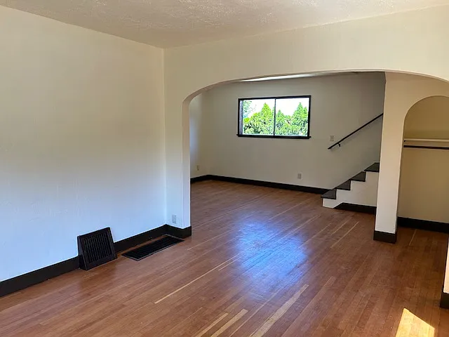 1116 Commercial St — Photo 6
