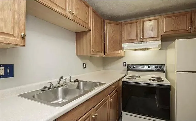 1338 Saint Adelbert Ave — Photo 2