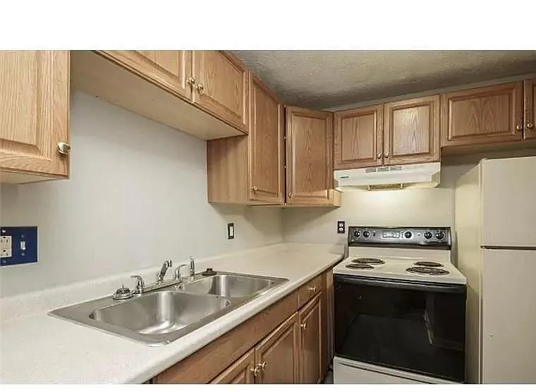 Building Photo - 1338 Saint Adelbert Ave #2