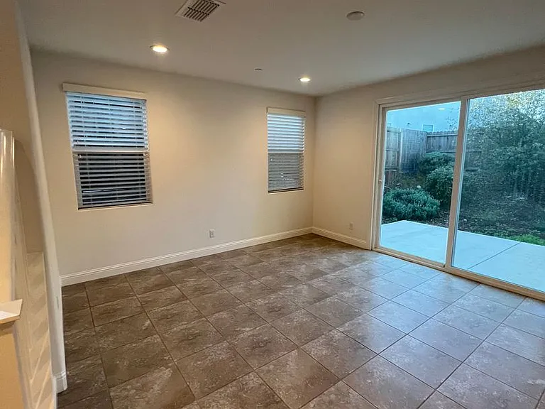 1512 Peony Ln — Photo 10