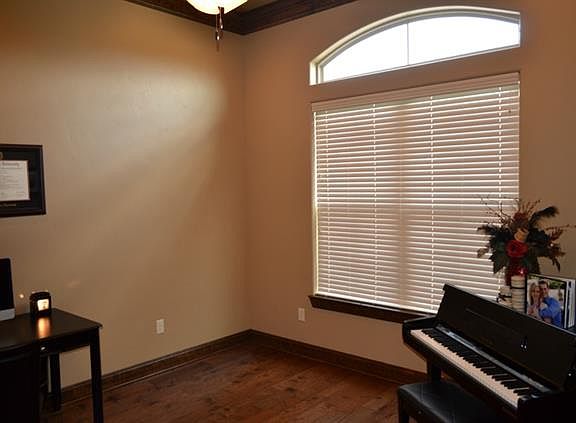 4th image of 406 River Bank Ln