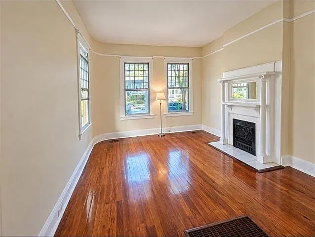 4 bed, 1.5 bath, 2270 sqft, $3,075 — Photo 4