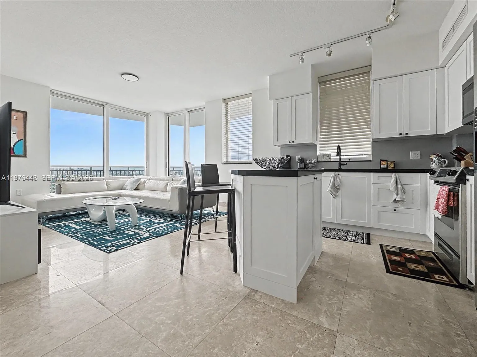 Duo Condominium East — Photo 3