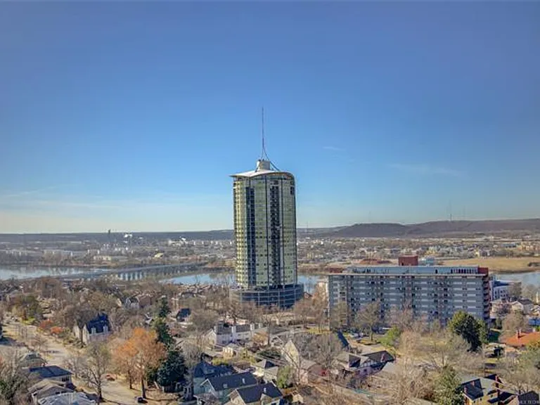 Adorable 2 bed 2 bath in historic Liberty Tower — Photo 29