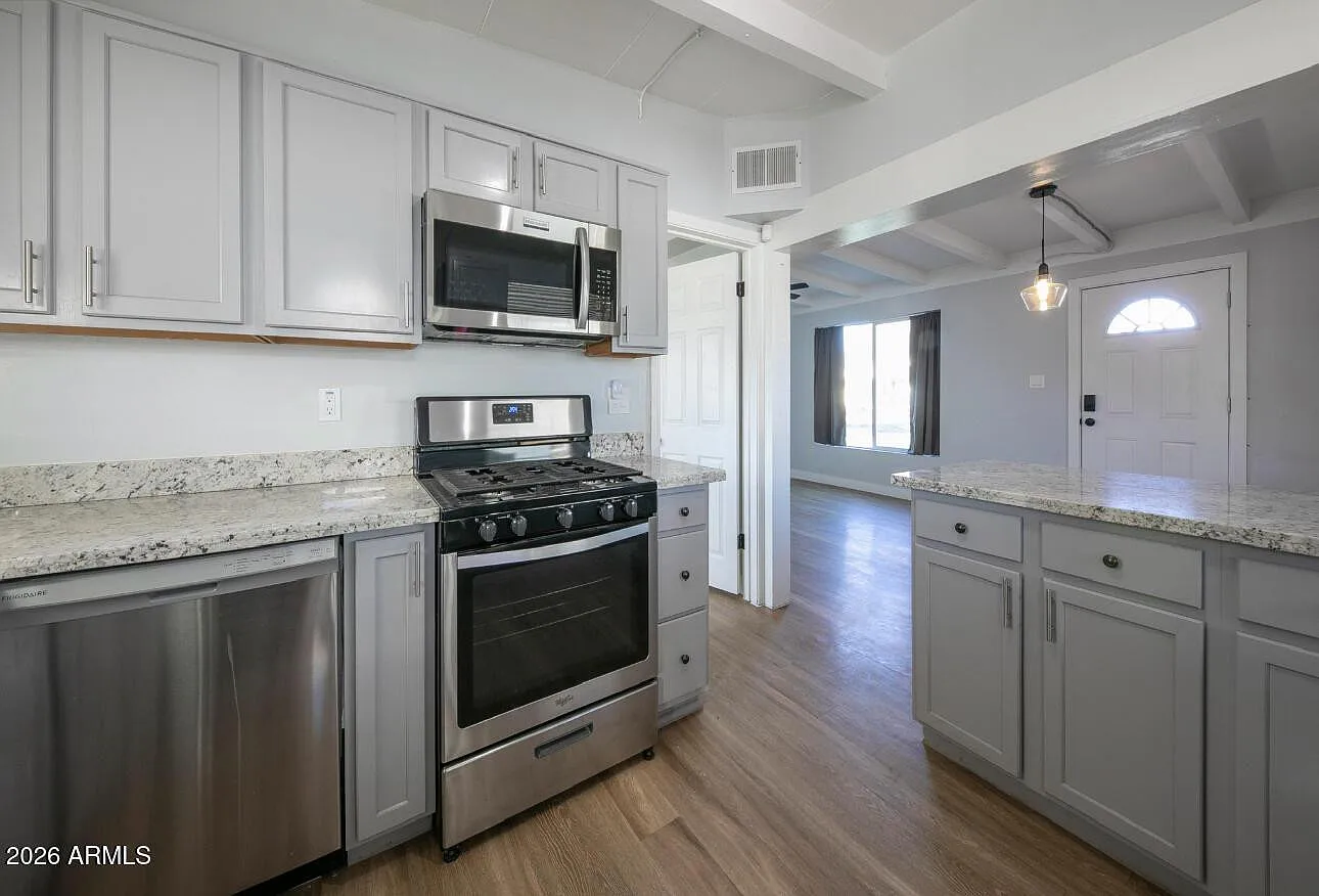3 bed, 1.0 bath, 950 sqft, $1,999 — Photo 4