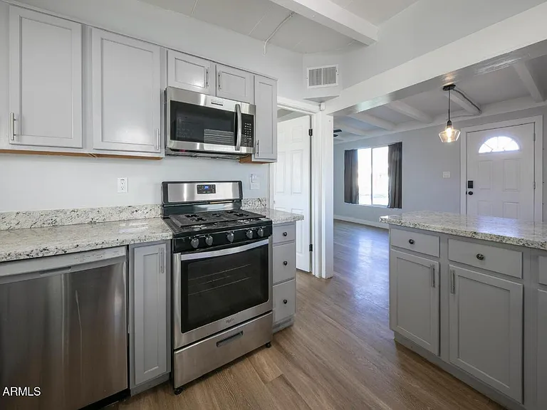 2205 W Cambridge Ave — Photo 4