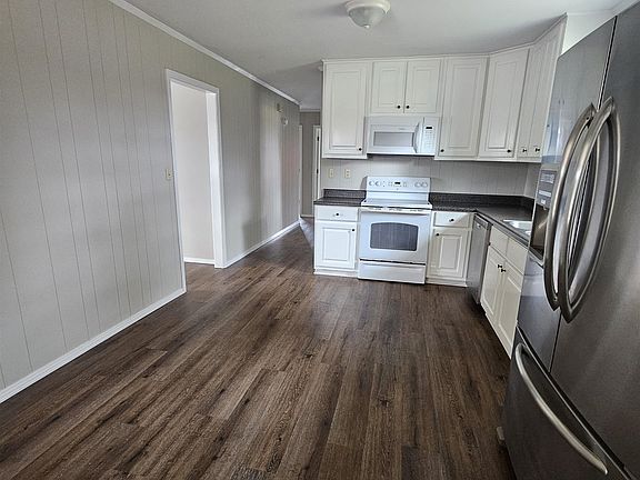 3rd image of 400 Oak Hills Dr