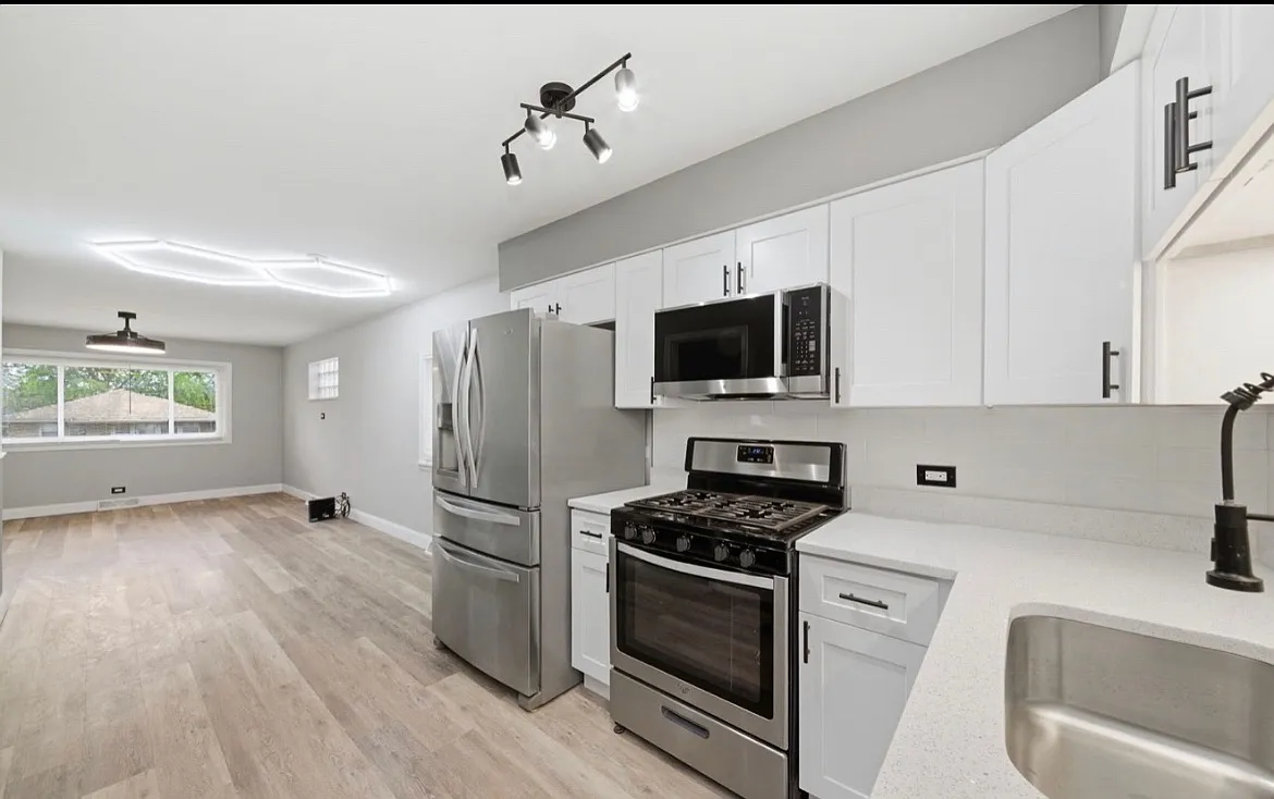 3 bed, 958 sqft, $1,800 — Photo 2