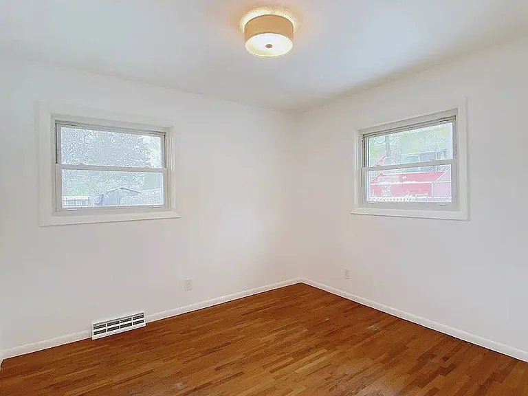 3044 Buchanan St NE — Photo 10
