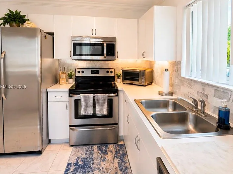 1428 SW 47th Ave — Photo 5