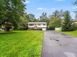 28 Lancaster Dr, Suffern, NY 10901