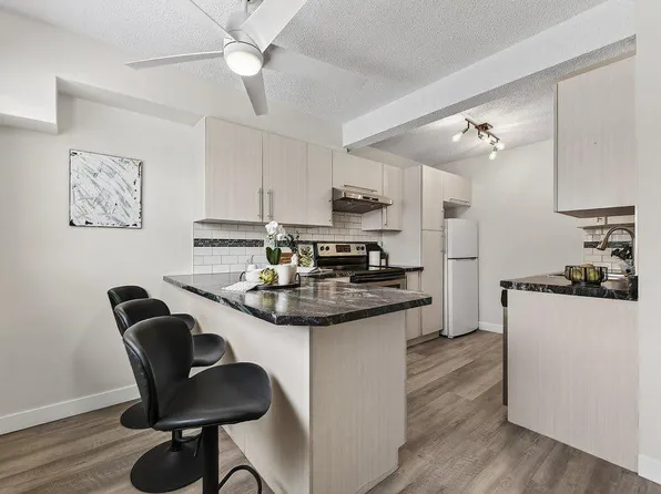 6100 SW 4th Ave NE #3, Calgary, AB T2A 5Z8