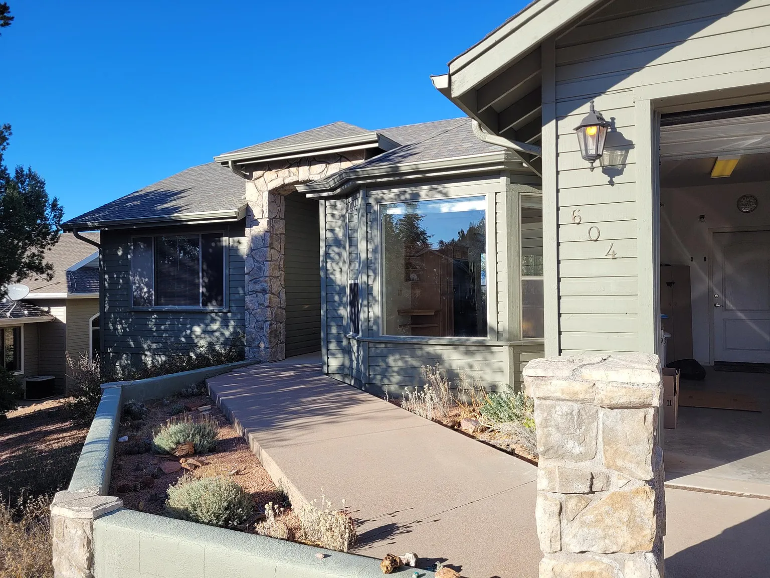 604 E Phoenix St — Photo 1