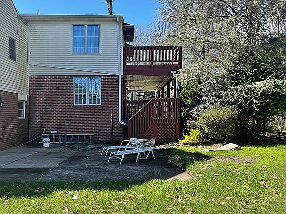 3rd image of 230 Foxcroft Rd