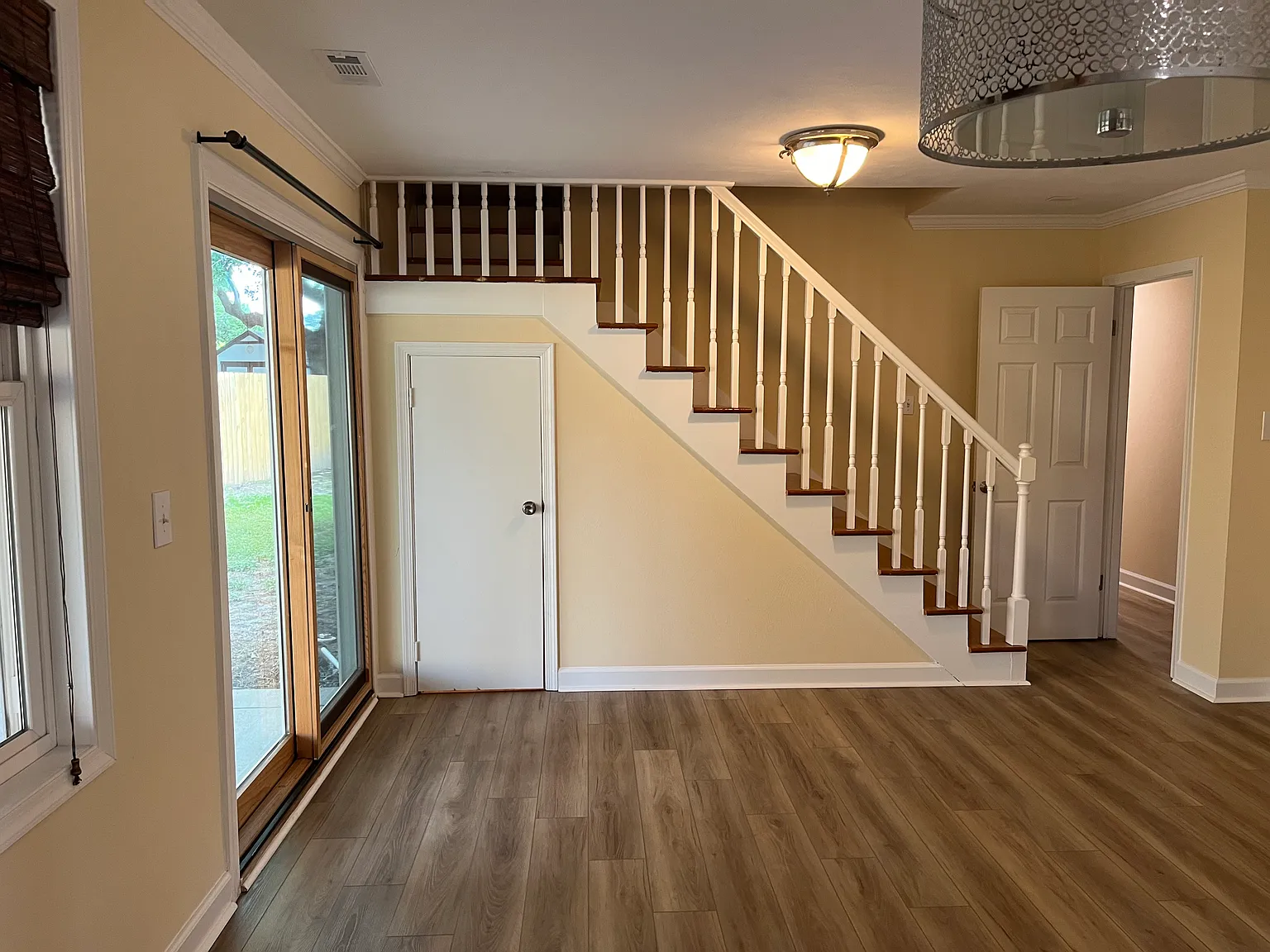 604 Oak Grove Ct — Photo 4